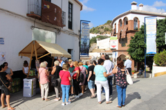 lora asiste al Da de la Almendra en Almoga